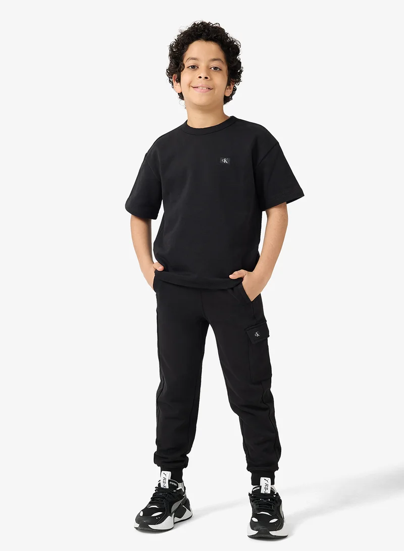 كالفن كلاين جينز طقم تي شيرت وبنطلون رياضي بشعار الشباب